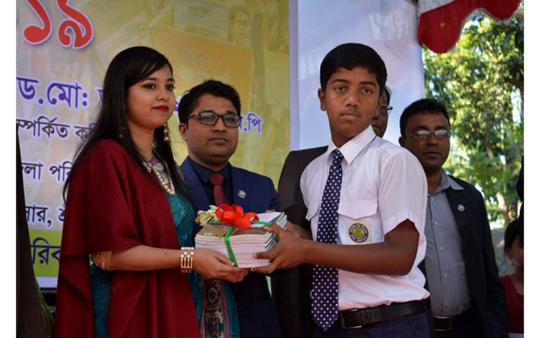 শ্রীমঙ্গলে শিক্ষার্থীদের হাতে সাড়ে ৬ লাখ নতুন বই