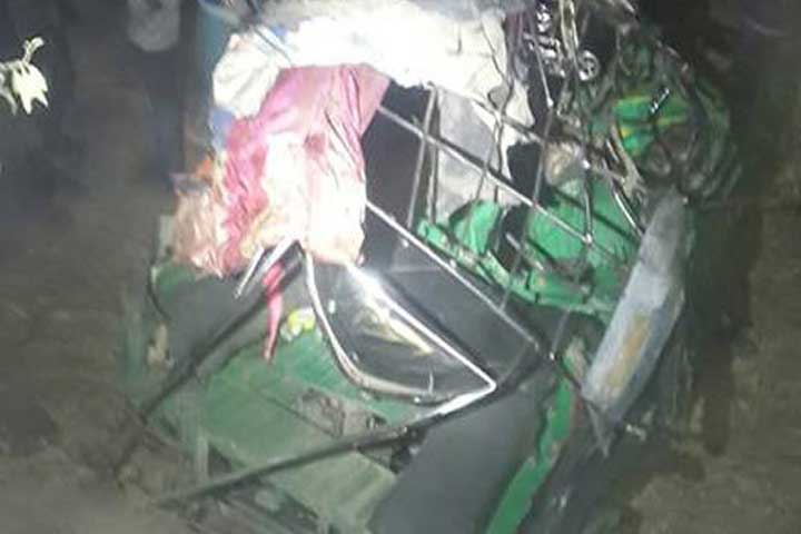 বাস-ইজিবাইক সংঘর্ষে নিহত ৪