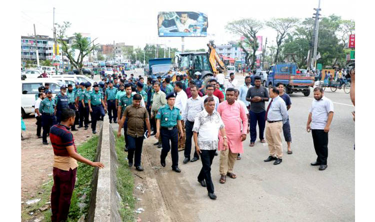 অবৈধ ট্রাক স্ট্যান্ড অপসারণে সিসিক