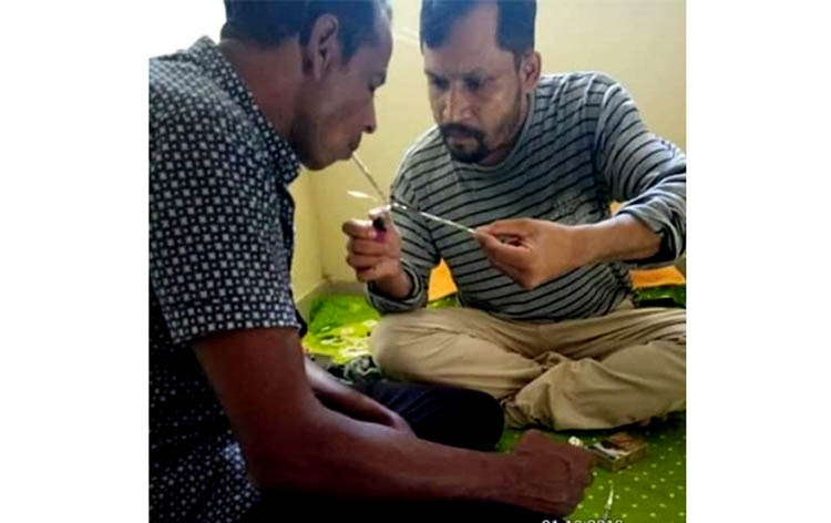 যুবলীগ নেতার সঙ্গে স্টেশন মাস্টারের ইয়াবা সেবন, মাস্টার লাপাত্তা