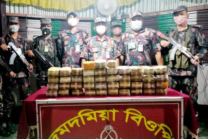 নাফনদী থেকে বিজিবির অভিযানে ১২ কোটি টাকার ইয়াবা উদ্ধার