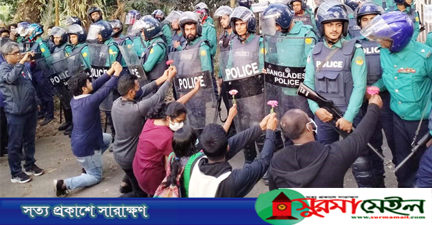 ‘পুলিশ, তুমি ফুল নাও, শাবি ক্যাম্পাস ছেড়ে যাও’