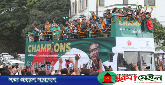 ছাদখোলা বাসে চ্যাম্পিয়নদের আনন্দযাত্রা