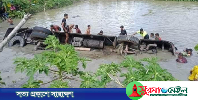 ঝালকাঠিতে যাত্রীবাহী বাস পুকুরে, নিহত ১৭