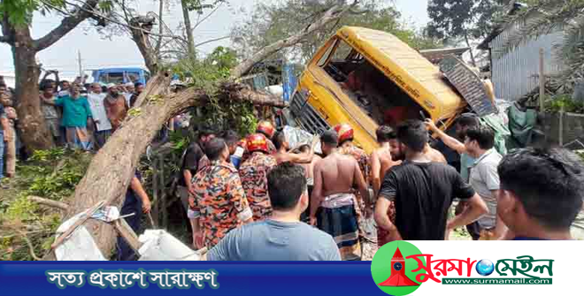 ঝালকাঠিতে সড়কে ত্রিমুখী সংঘর্ষ, নিহত ১২