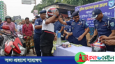 ঠাকুরগাঁওয়ে বিনামূল্যে হেলমেট ও ফুল বিতরণ করেছে পুলিশ