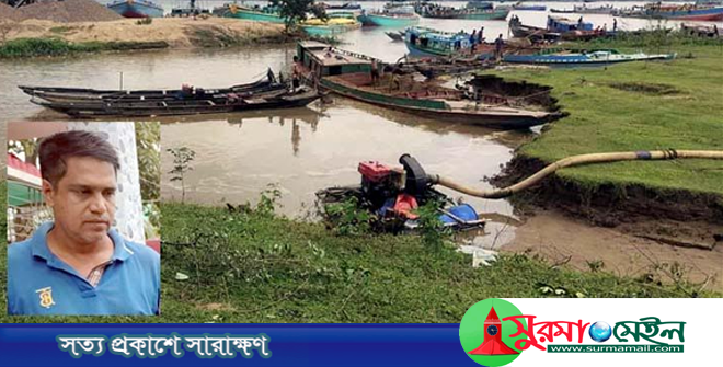 জাদুকাটায় সেইভ ড্রেজারে নদীর তীর কেটে বালি উত্তোলন