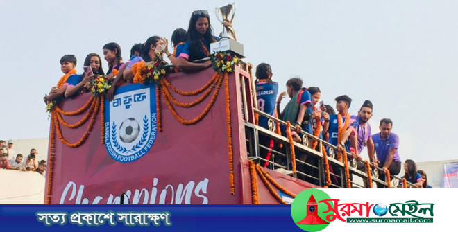 সাফজয়ী নারীদের ছাদখোলা বাসে সংবর্ধনা