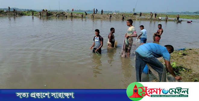 বুড়ির বাঁধে মাছ শিকারের উৎসব