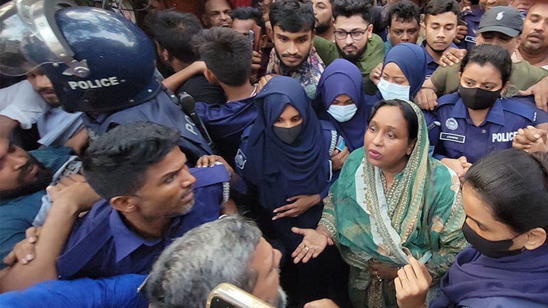 অভশেষে ৬ ঘন্টা পর আইভীকে গ্রেপ্তার করেছে পুলিশ