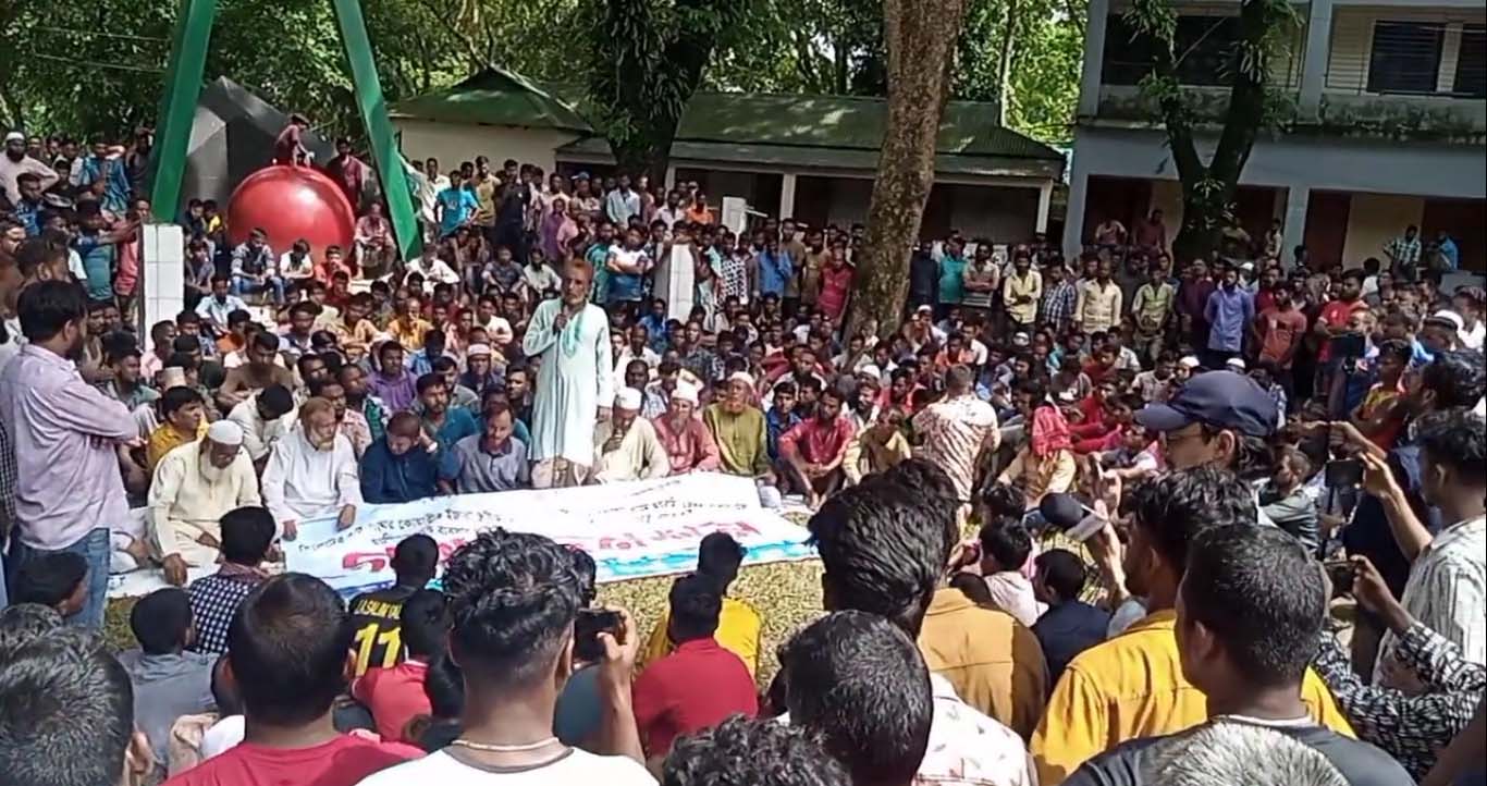কোম্পানীগঞ্জে পর্যটকবাহী বাস ও প্রাইভেটকার ভাঙচুর করলেন শ্রমিকরা