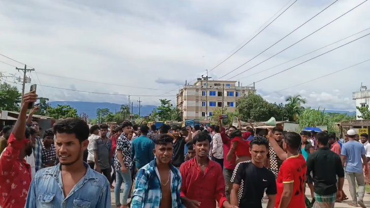 কোম্পানীগঞ্জে পর্যটকবাহী বাস ও প্রাইভেটকার ভাঙচুর করলেন শ্রমিকরা