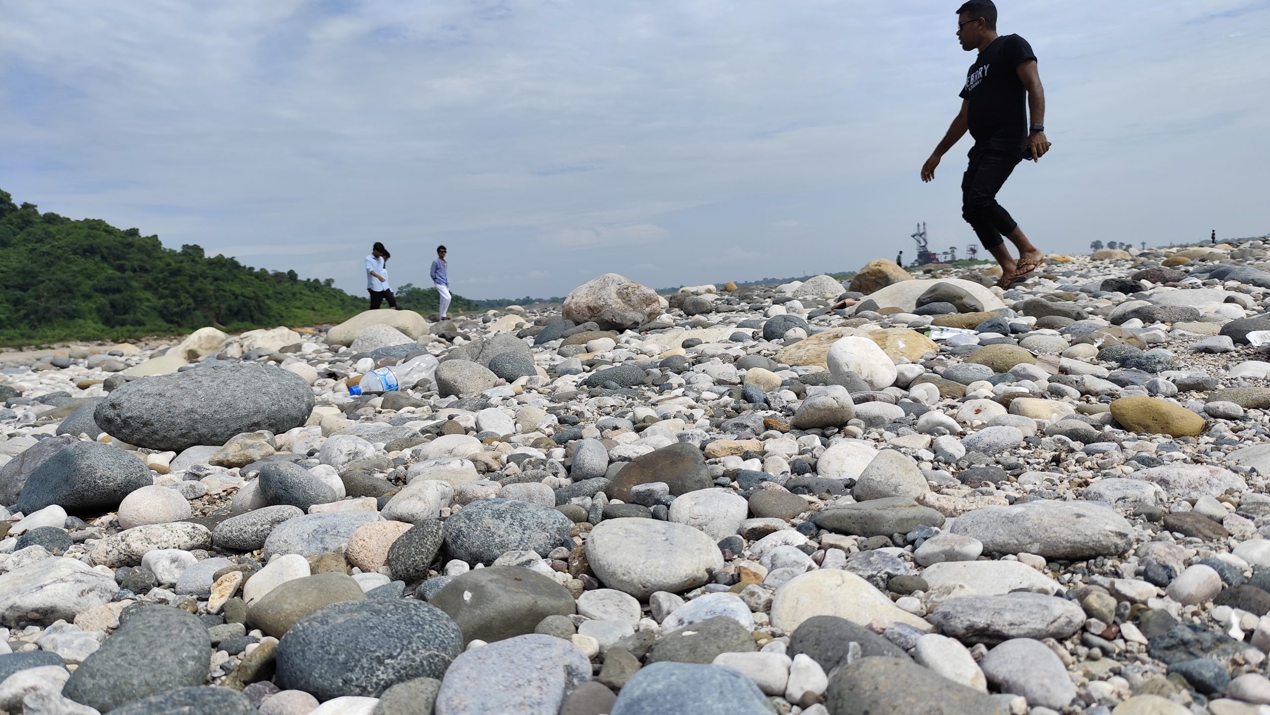 জাফলংয়ে চুরি হওয়া ২ হাজার ঘনফুট পাথর উদ্ধার, ফিরিয়ে আনা হয়েছে আগের জায়গায়