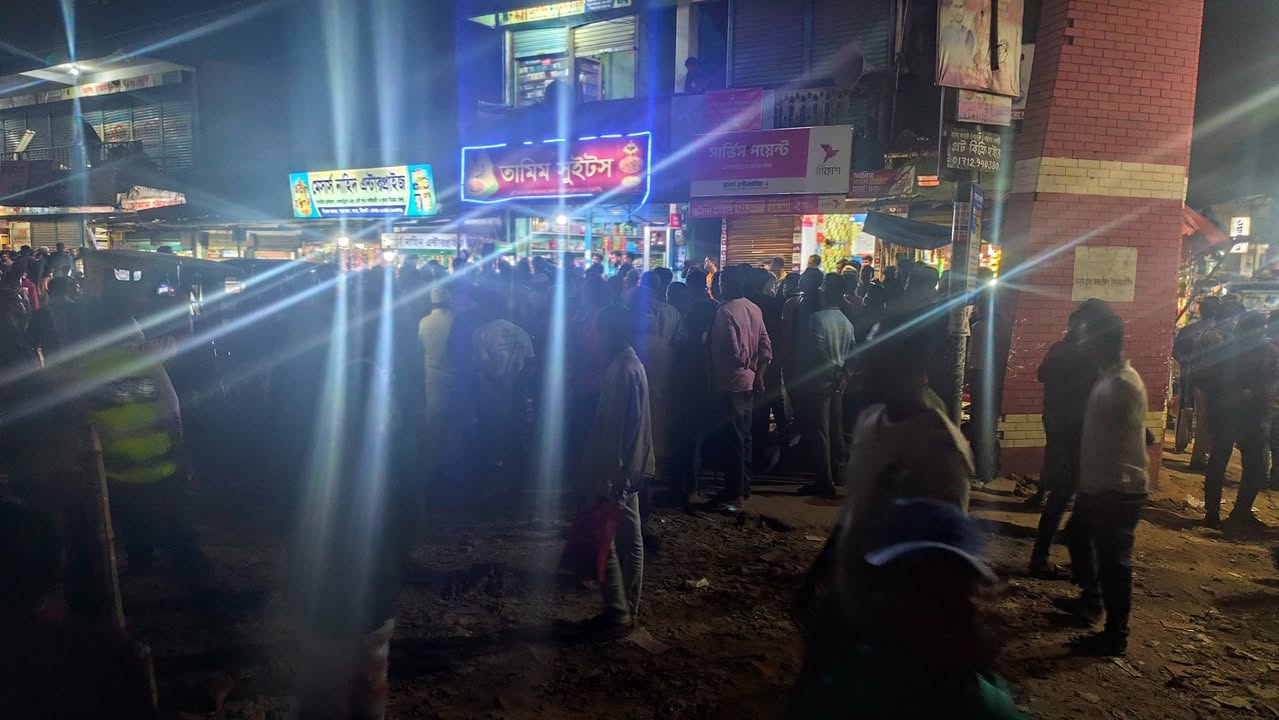 খাদিমপাড়ায় বিএনপি নেতা খুন: আগুন জ্বালিয়ে সড়কে অবরোধ