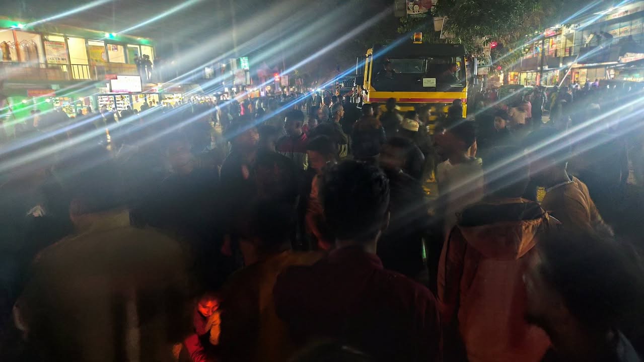 খাদিমপাড়ায় বিএনপি নেতা খুন: আগুন জ্বালিয়ে সড়কে অবরোধ