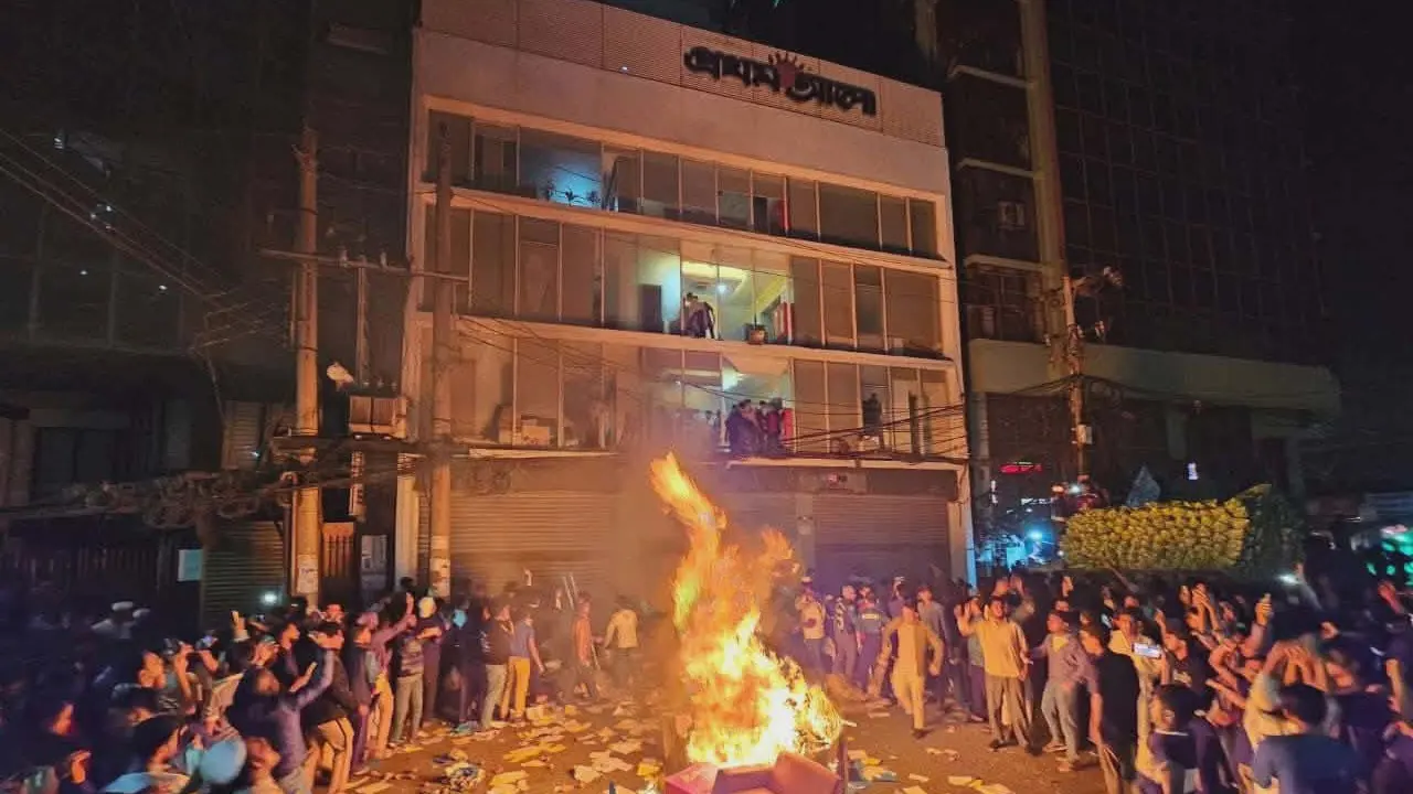 প্রথম আলো ও ডেইলি স্টার ভবনে হামলা, ভাঙচুর-অগ্নিসংযোগ