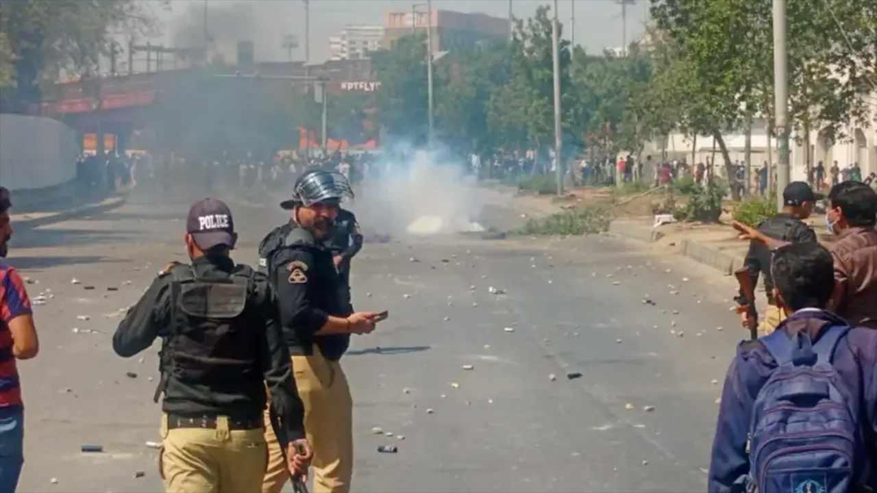 খামেনি হত্যার প্রতিবাদে করাচির মার্কিন দূতাবাসে বিক্ষোভ, নিহত ৯