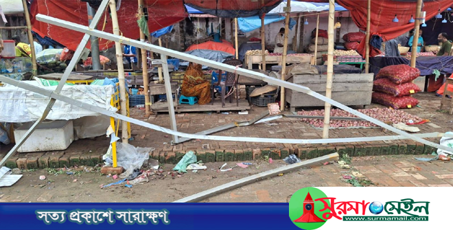 সিসিকের নগরভবনের ছাদ থেকে দোকানে পড়লো লোহার এঙ্গেল