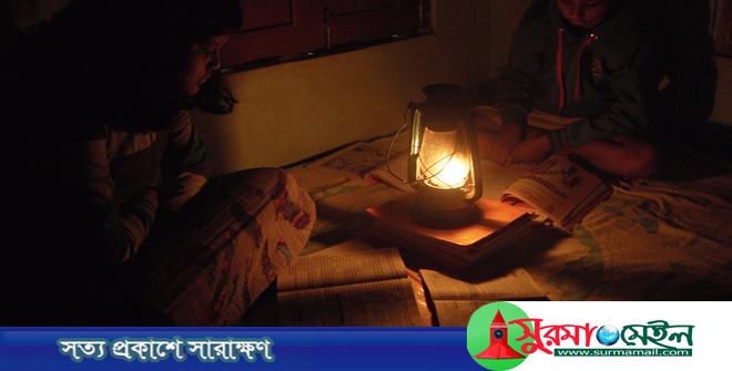 বিদ্যুতের লুকোচুরি: আধুনিক যুগেও ‘হারিকেন’ খুঁজছেন পরীক্ষার্থীদের অভিভাবকরা