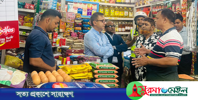 আকস্মিক বাজার পরিদর্শনে বাণিজ্যমন্ত্রী খন্দকার মুক্তাদির