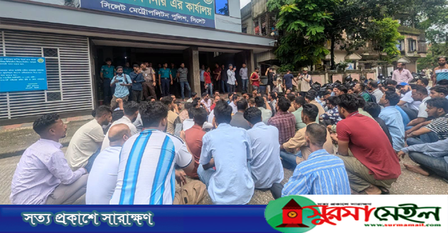 পুলিশ কমিশনার কার্যালয়ের সামনে ছাত্রদলের অবস্থান