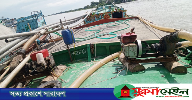 সুরমা নদীতে দুটি ড্রেজারসহ বালু বোঝাই ট্রলার জব্দ, গ্রেপ্তার ২