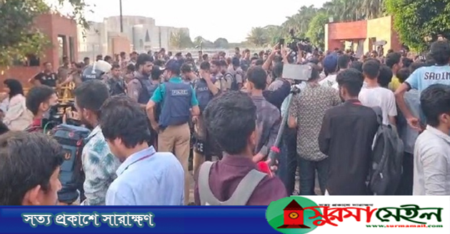 শিক্ষামন্ত্রীর পদত্যাগসহ তিন দাবিতে সংসদ ভবনের সামনে শিক্ষার্থীরা