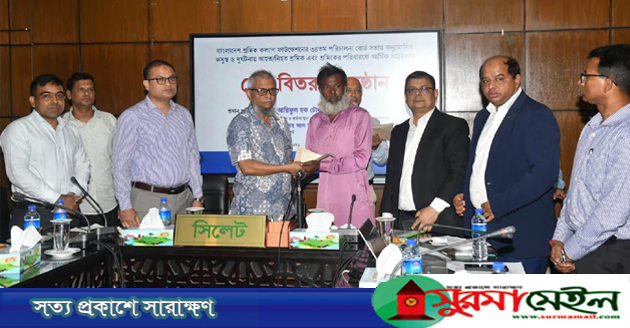 শ্রমিকদের চিকিৎসা সহায়তা ও মেধাবী সন্তানদের শিক্ষাব্যয় বহন করবে সরকার: শ্রমমন্ত্রী